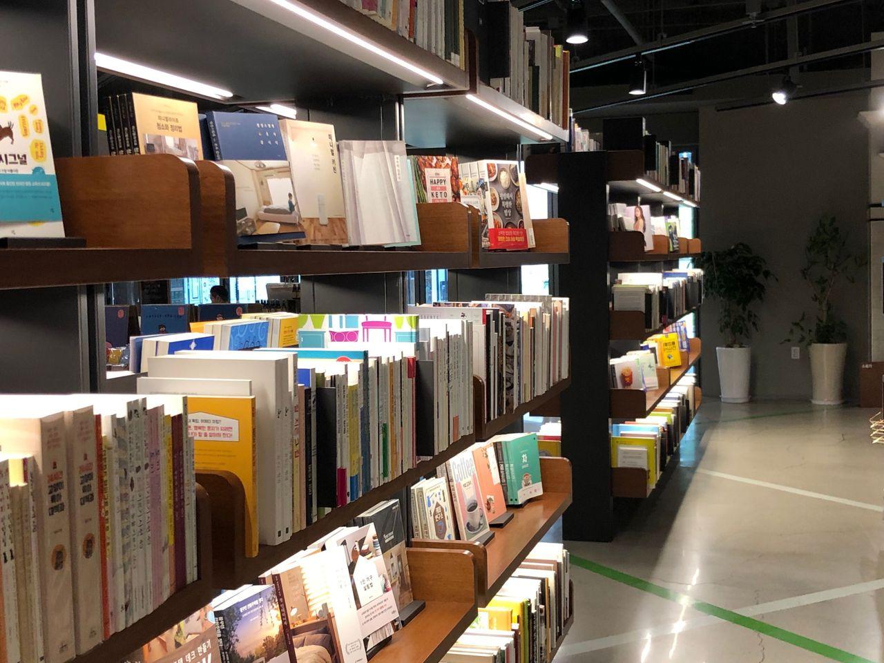 Euljiro Arc.N.Book | Beautiful tunnel made of walls filled with books!